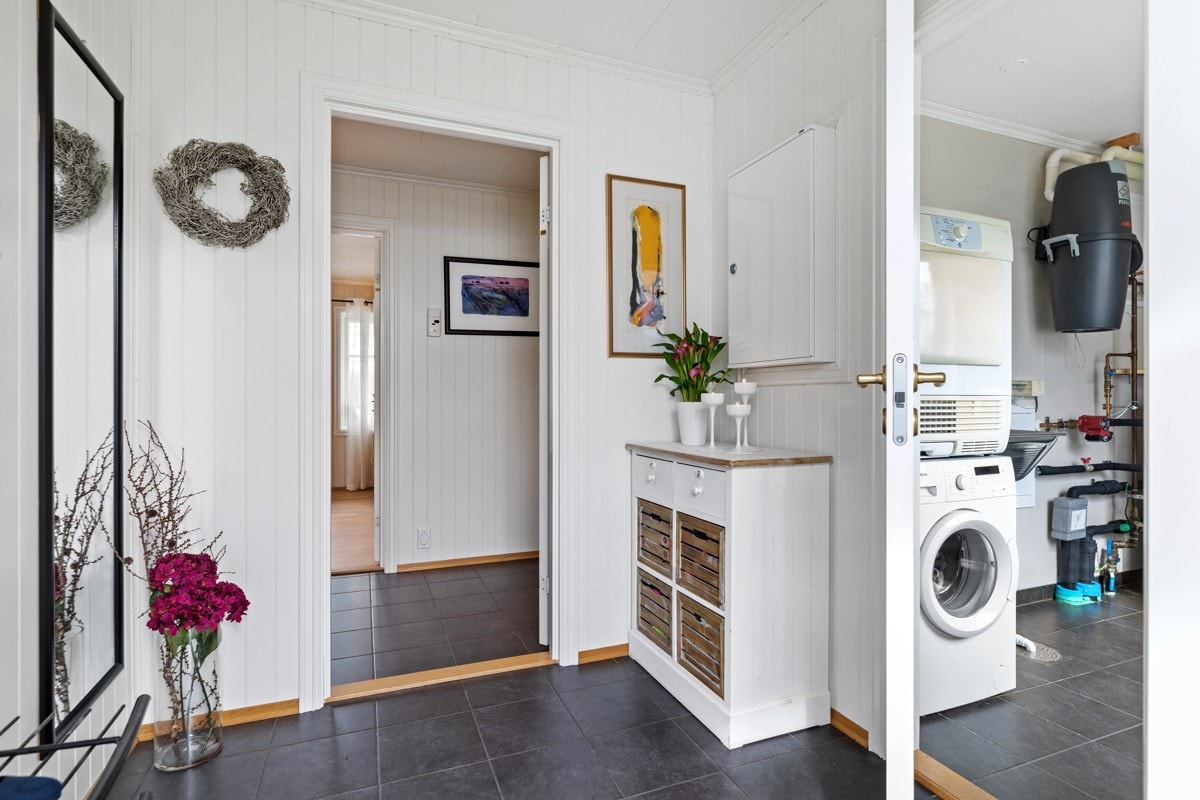 Entreen er på ca. 4 kvm og har dør direkte til et ca. 5 kvm stort vaskerom. Galleribilde