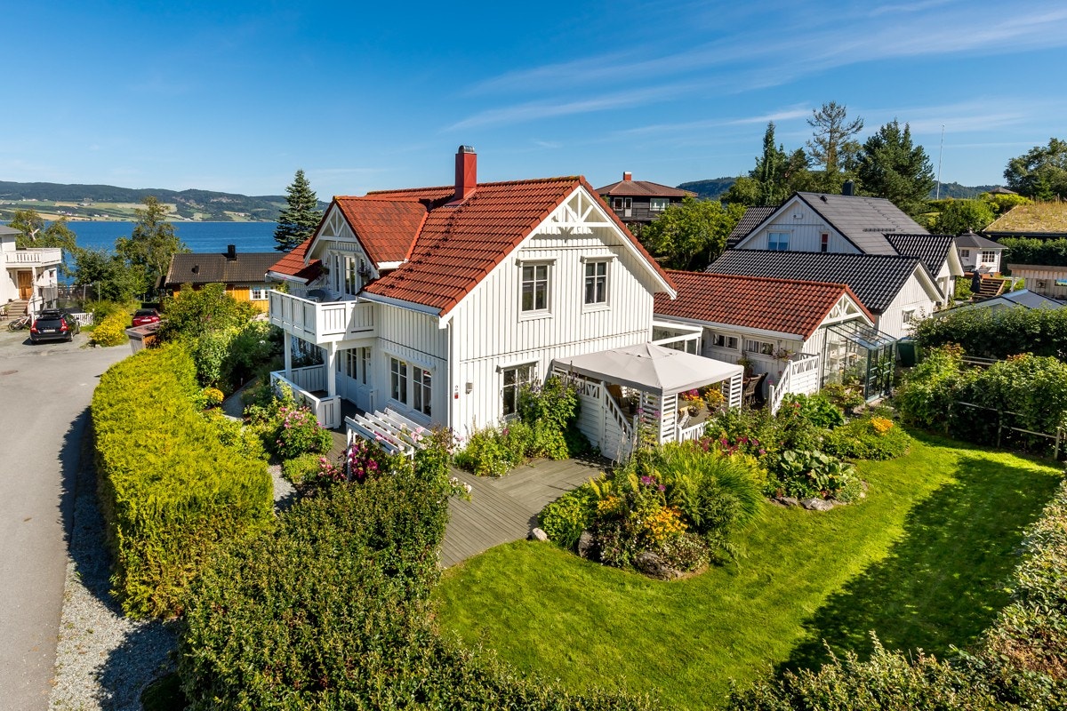 Det er drivhus bak garasjen, grusede gangveier og veltrimmet, tett hekk som skjermer uterommet helt. Galleribilde