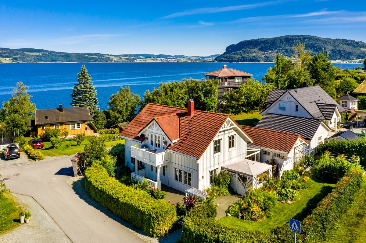 Lykkjneset 2 er en pen, velholdt enebolig fra 2009 med vakkert opparbeidet hage. Galleribilde