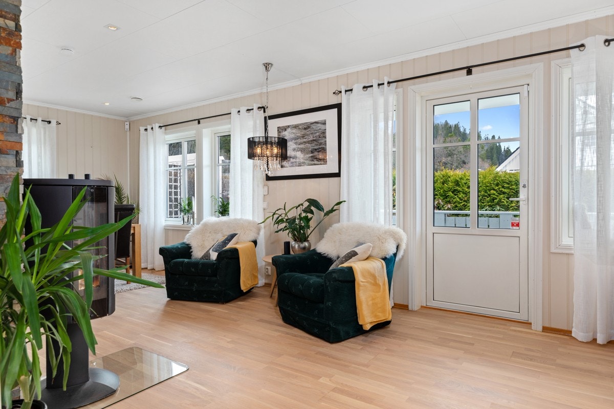 Stuen har også utgang til terrasse, noe som gjør det ekstra luftig. Galleribilde