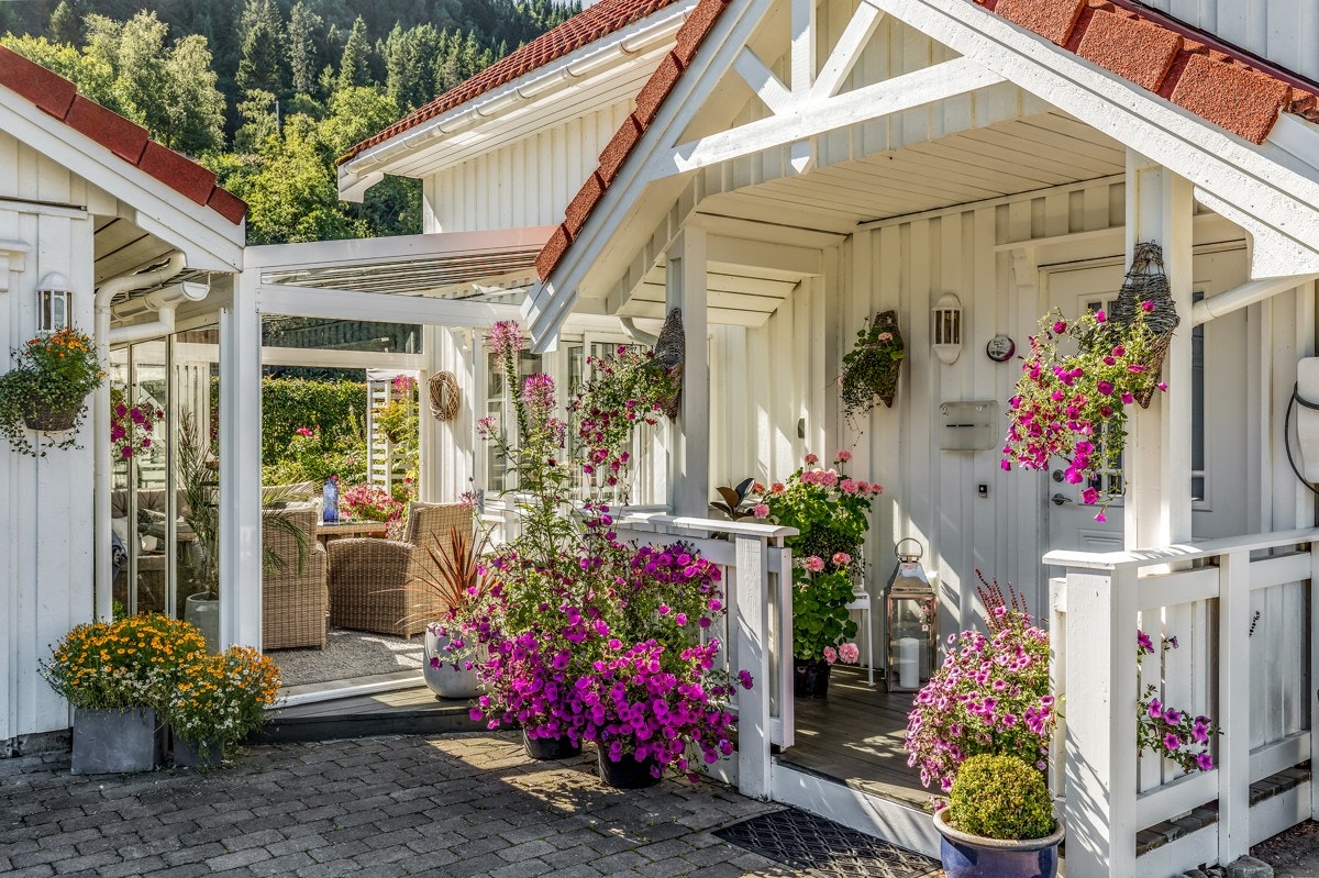 Velkomstpartiet er overbygd og koselig, og her kan det pyntes opp med fargerike blomster. Galleribilde