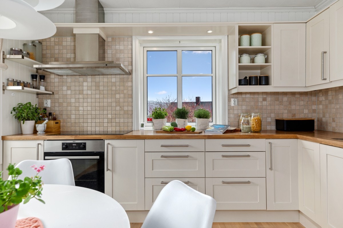 Rommet er på ca. 13,5 kvm og har vinkelformet innredning, bestående av over- og benkeskap med god skapplass. Galleribilde