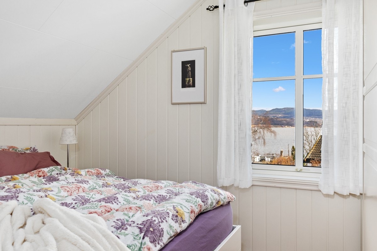 Det ene soverommet har vindu som vender med nydelig utsikt til sjøen. Galleribilde