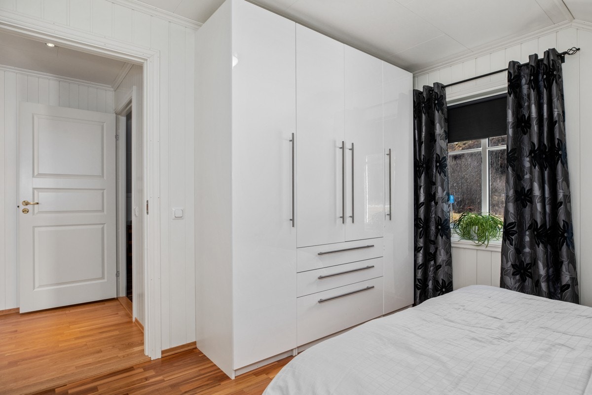 Det er skyvedørsgarderobe på to soverom og frittstående skap på det tredje. Galleribilde