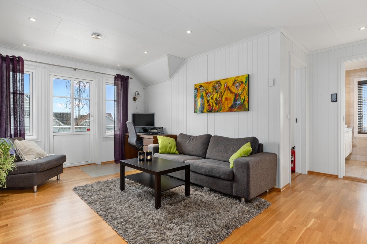 Rommet har vinduer mot vest og dør på samme side til en balkong hvor man kan følge solnedgangene. Galleribilde