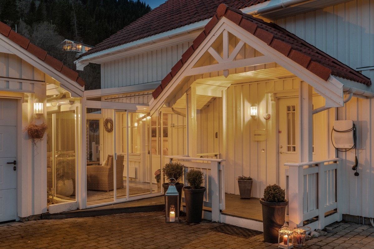 Utebelysning på husveggene setter stemning på kveldstid. Galleribilde