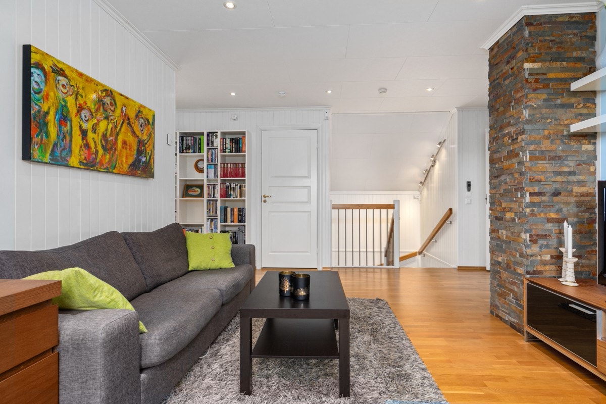 I andre etasje er det en loftstue på ca. 26 kvm - et fint ekstra oppholdsrom for barnefamilien. Galleribilde