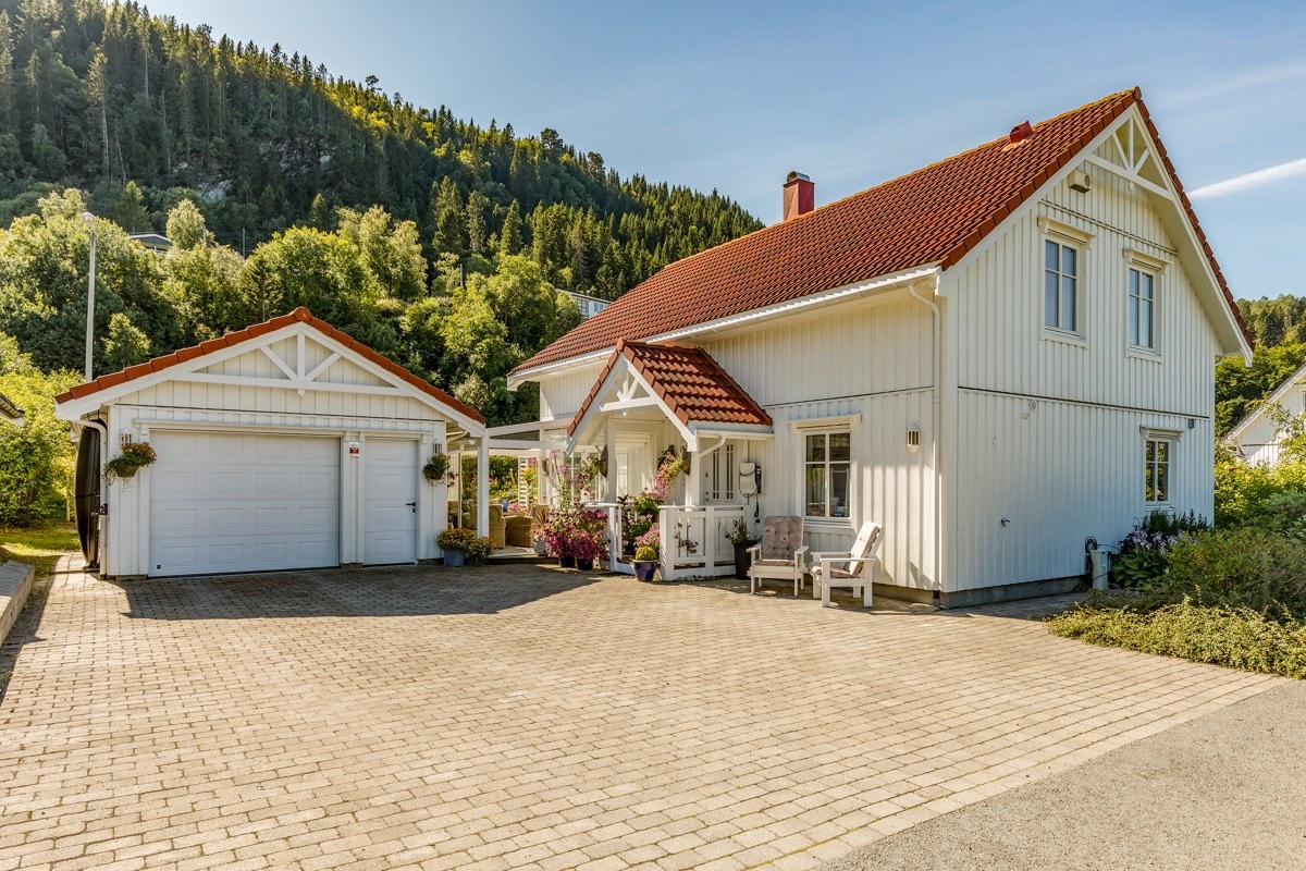 Boligen ligger på en hjørnetomt, i et stille, rolig nabolag like ved sjøen. Galleribilde