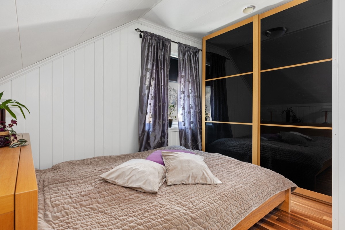 Med gode garderobeløsninger er det enkelt å holde soverommene ryddig for klær. Galleribilde