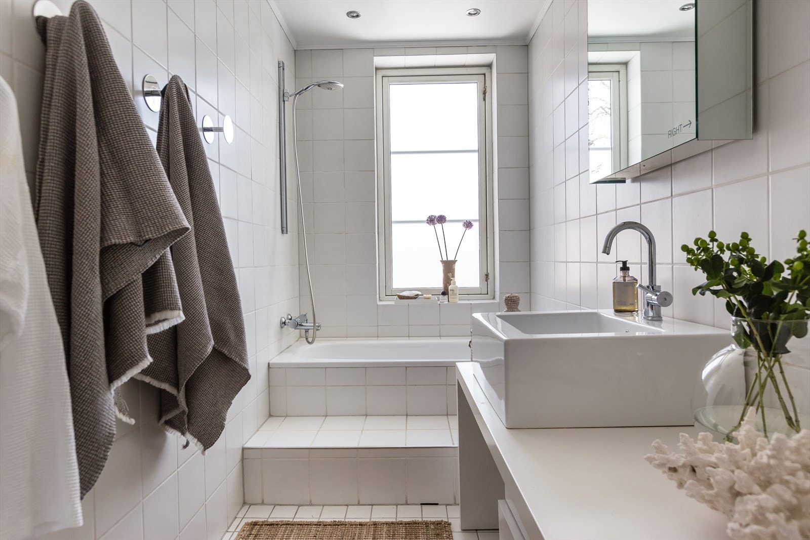 Leiligheten har to lekre baderom, ett i hver etasje. Badet i 2. etasje er fra 2006 og er utstyrt med servant over innredning med skuffer, speilskap på vegg over servanten, vegghengt toalett og badekar. Galleribilde