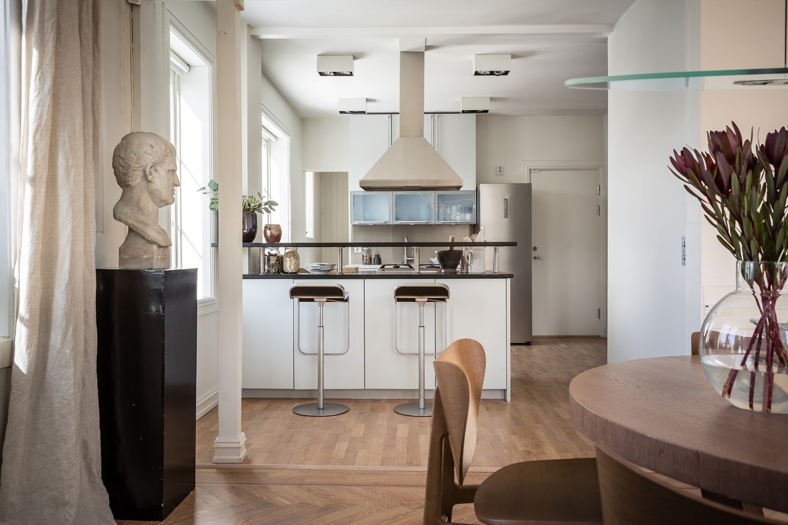 Dette kjøkkenet er skapt for kvalitetstid med familien og inviterer til de gode stundene rundt kjøkkenøyen og kokeplaten. Galleribilde