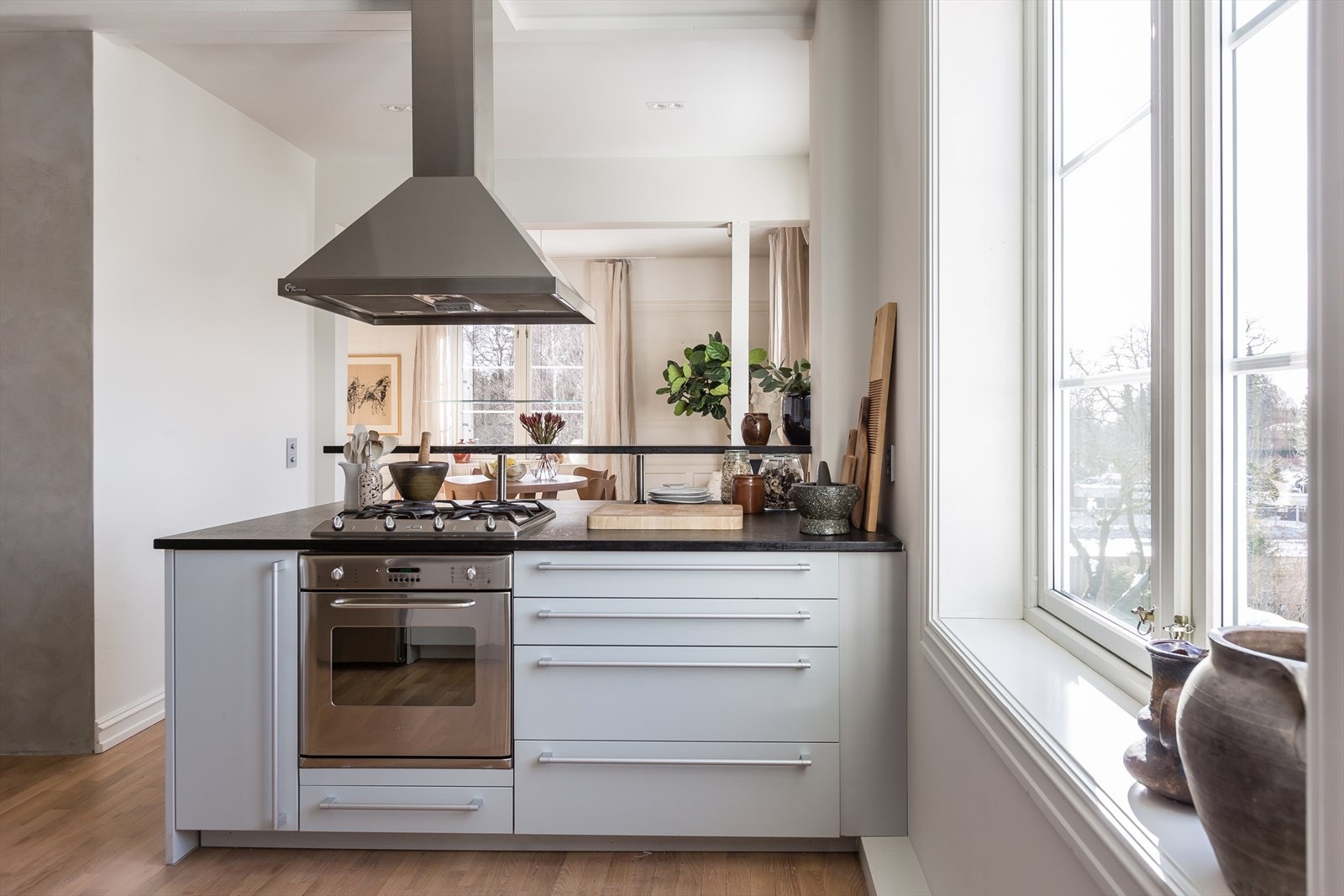 Kjøkkenet har meget godt med skap- og benkeplass med flere gode lagringsmuligheter. Galleribilde