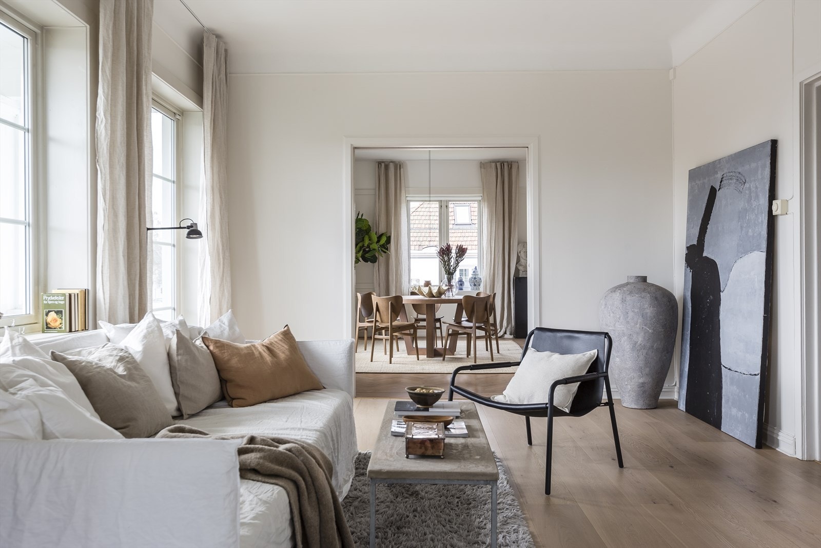 Boligens tre stuer er nymalte, samt har solide og lekre gulv! Galleribilde