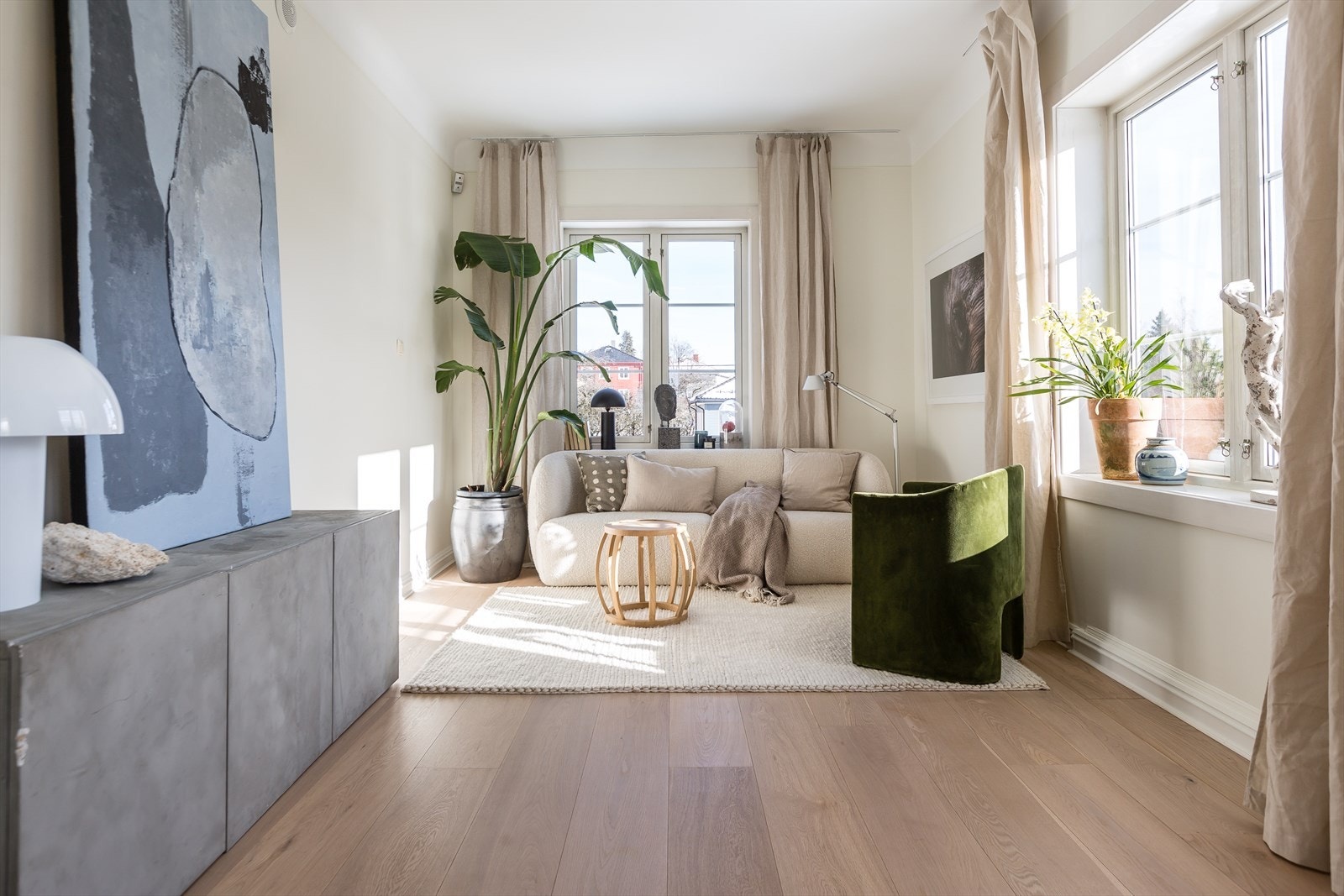 Hyggelig og lun TV-stue med god plass til sofaløsning og tilhørende møblement. Galleribilde