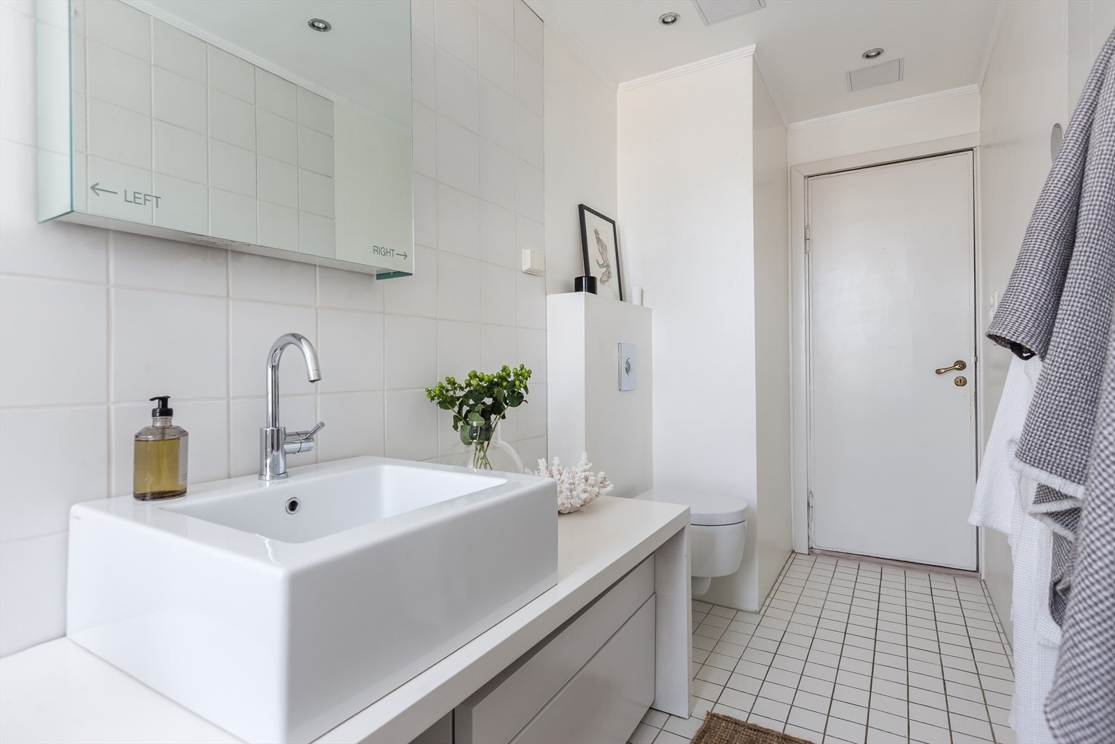 Det er downlights i himling og varme i gulv. Galleribilde