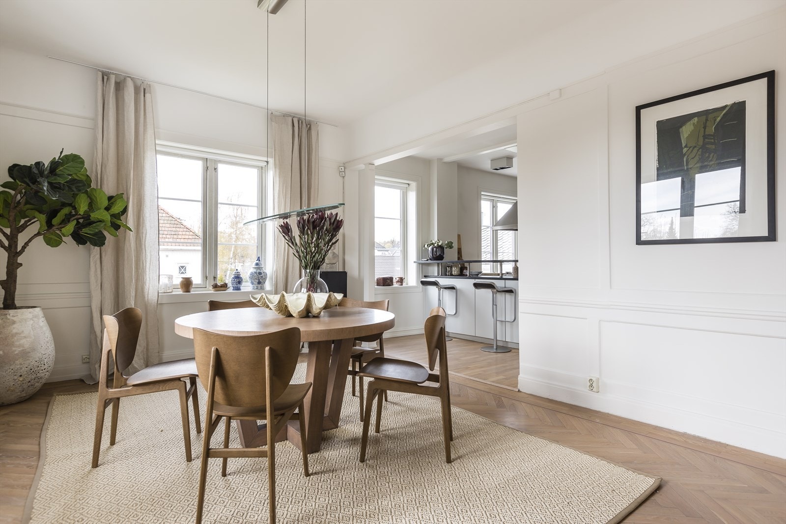 Leiligheten har et flott og solid kjøkken fra Poggenpohl med glatte fronter i laminat og Ottaskifer benkeplate. Galleribilde