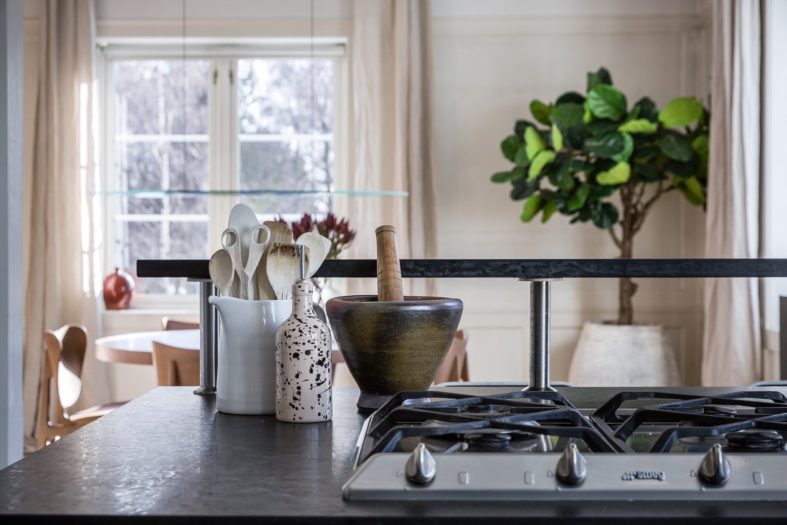 Det medfølger integrerte hvitevarer som komfyr, gassbluss med beholder i benkeskap og oppvaskmaskin. Galleribilde