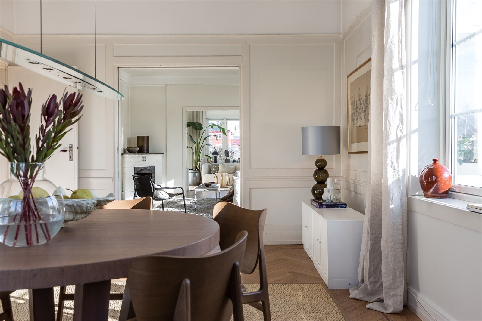 Boligen har tre romslige og luftige stuer. Det oppleves en behagelig ro i hele etasjen. Galleribilde