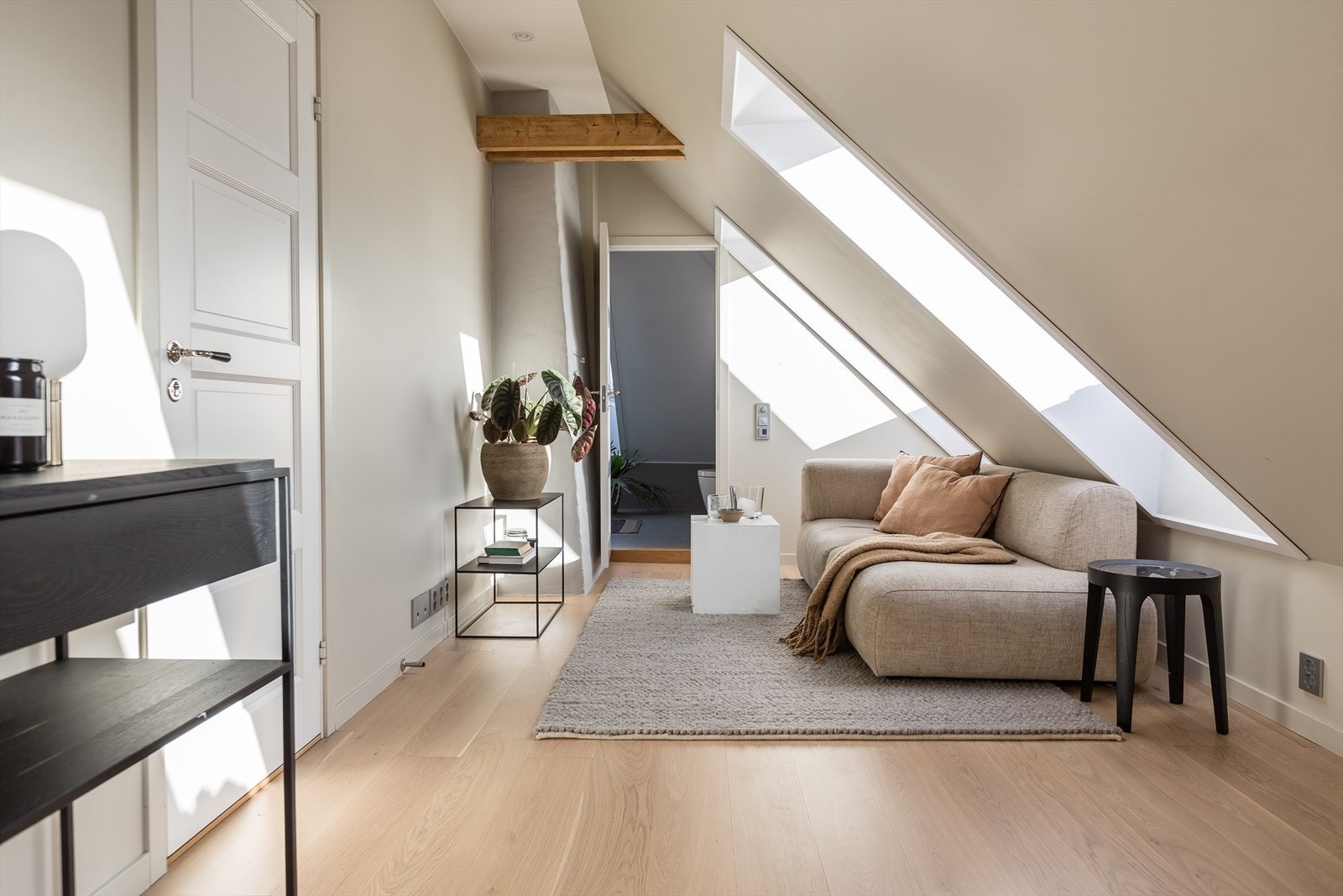 Fin loftstue med god plass til sofa og tilhørende møblement. Galleribilde