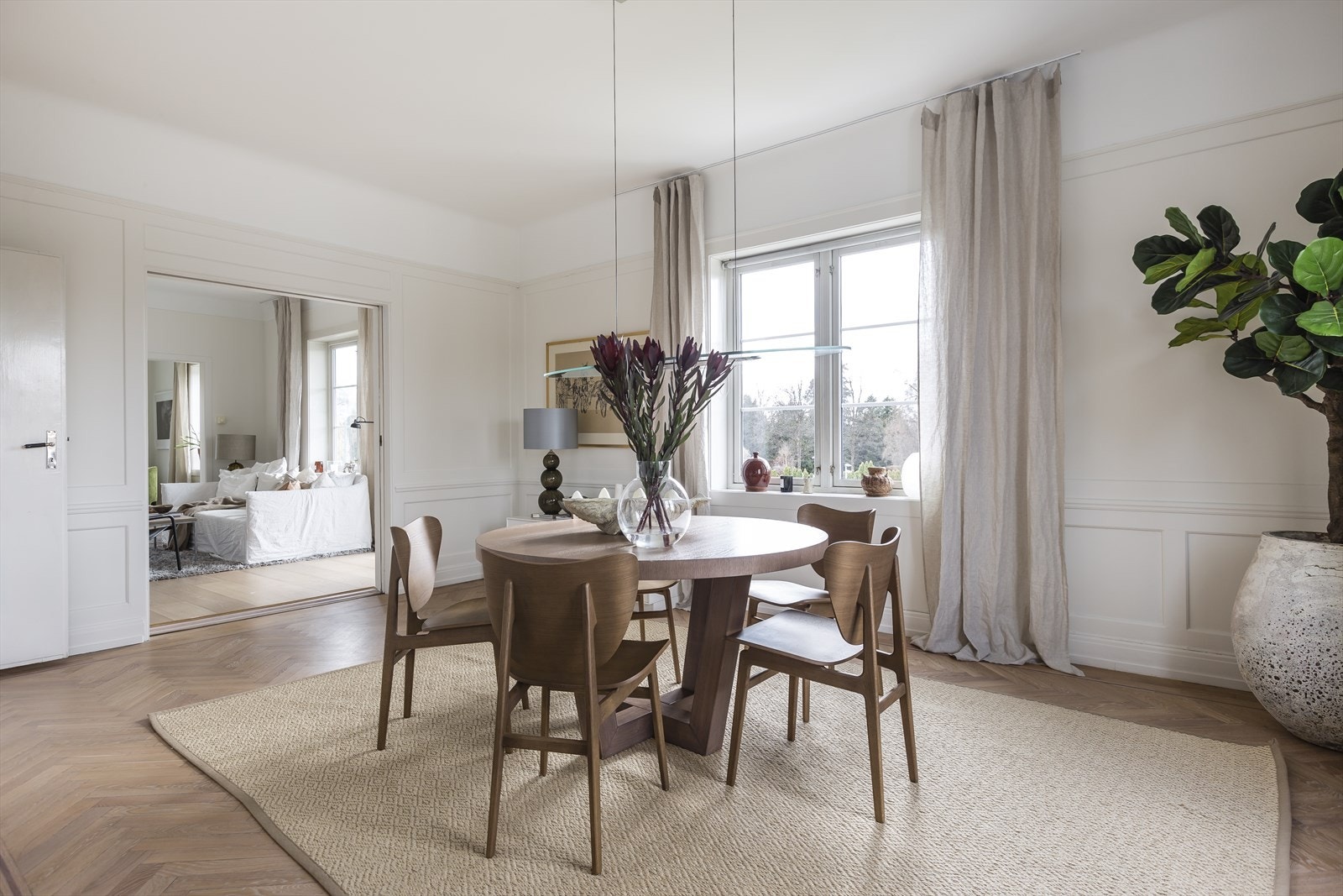 Alle rommene har store og fine vindusflater med brede vinduskarmer. Galleribilde