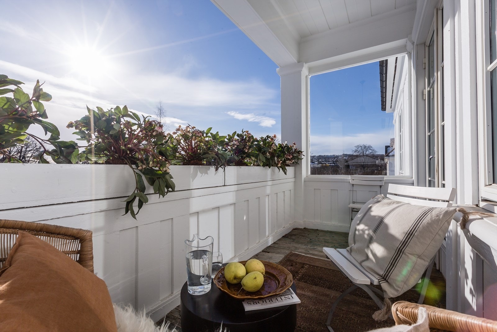 Boligen har tre herlige stuer på rekke, og utgangen til balkongen er fra den midterste stuen. Galleribilde