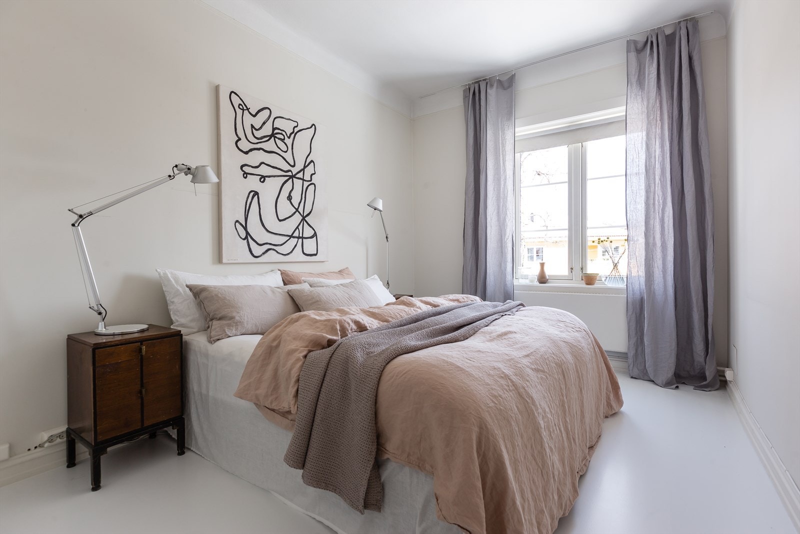 Leiligheten har totalt 3 soverom, hvorav det ene ligger i 2. etasje og de to øvrige ligger i loftsetasjen. Hovedsoverommet ligger inn fra hallen i 2. etasje og er av god størrelse. Her er det plass til stor seng og møblement. Galleribilde