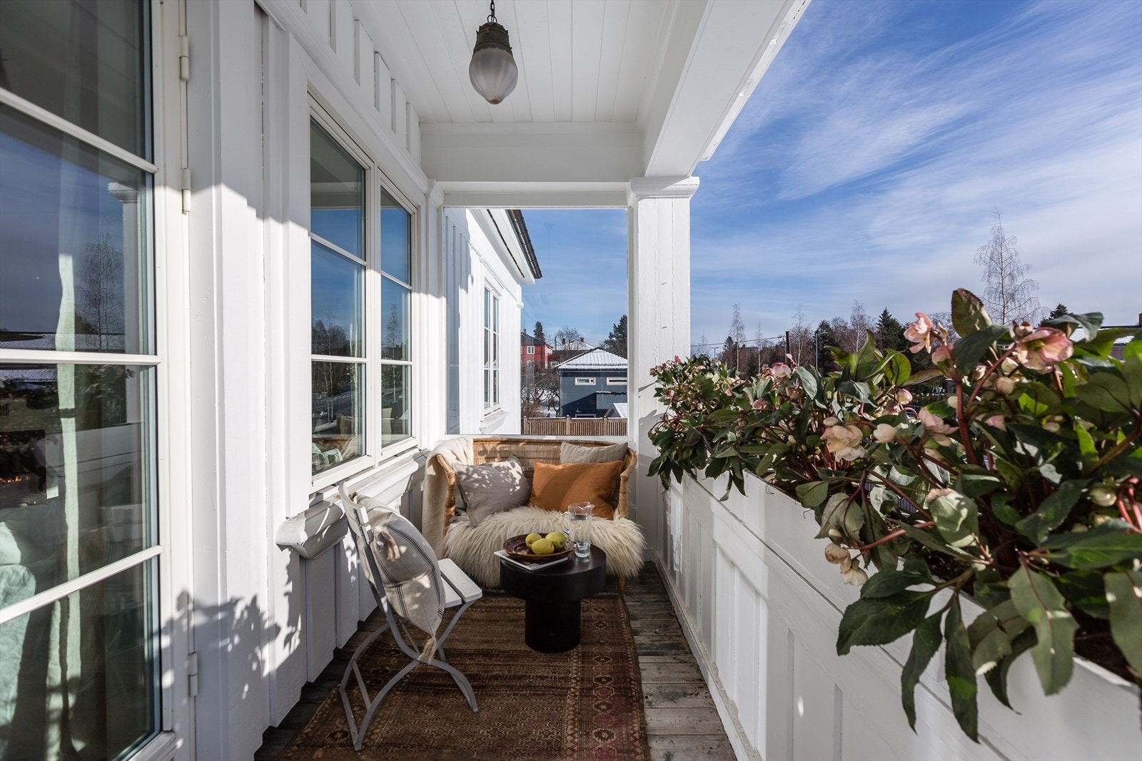 Balkongen er usjenert og svært solrik! Galleribilde