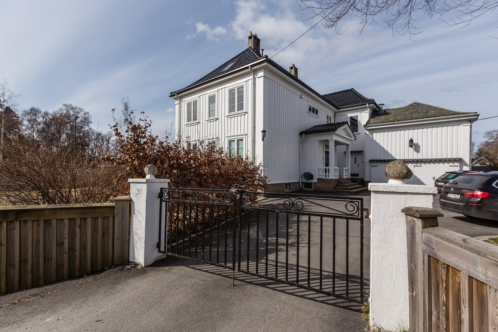 Det medfølger 1 parkeringsplass til hver seksjon. Det er infrastruktur for elbillader på gårdsplassen. Galleribilde