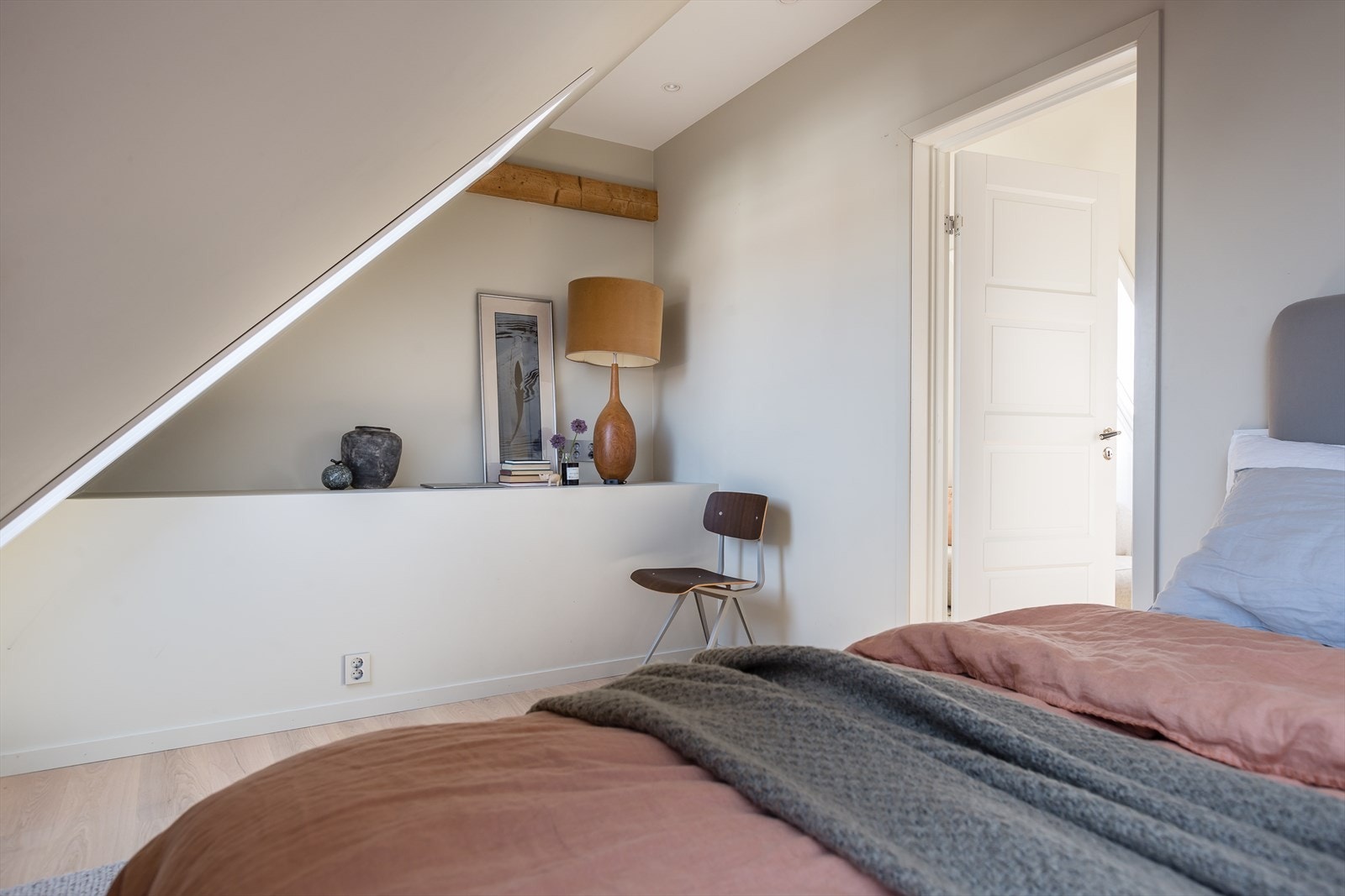 Soverom 2 er romslig, stille beliggende og luftig. Galleribilde