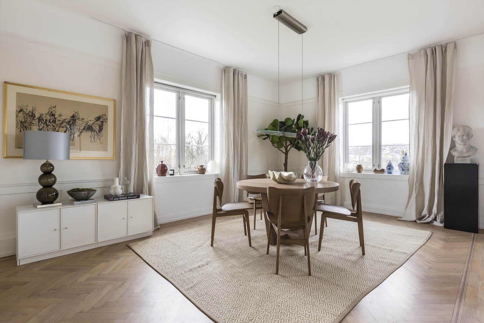 Spisestuen er strategisk plassert og ligger i fin tilknytning til kjøkkenet. Her får du et sosialt og funksjonelt rom som du umiddelbart får lyst til å oppholde deg i. Galleribilde