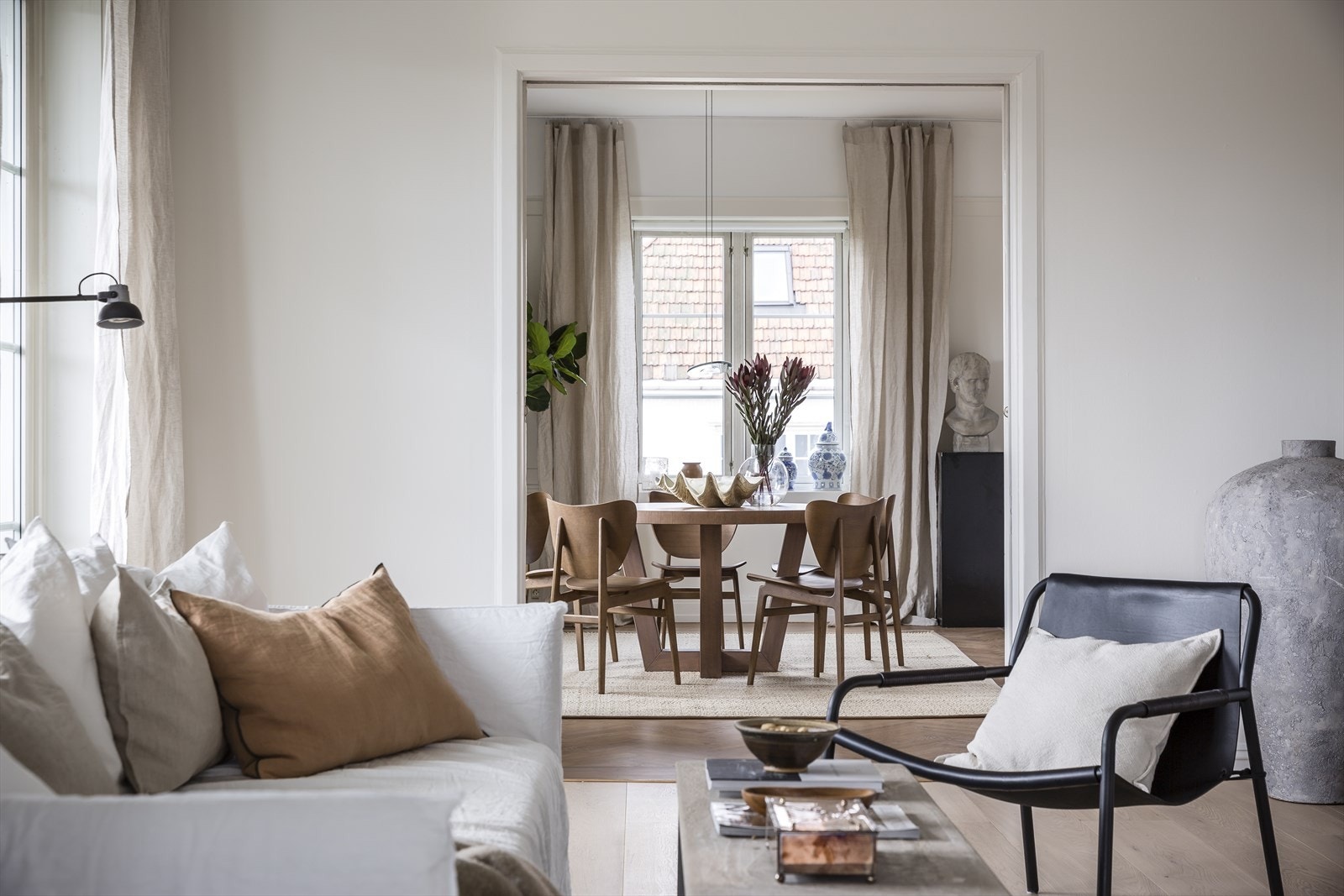 Boligen er gjennomgående lys, moderne og tiltalende med
en svært god planløsning som skaper et godt bomiljø. Galleribilde