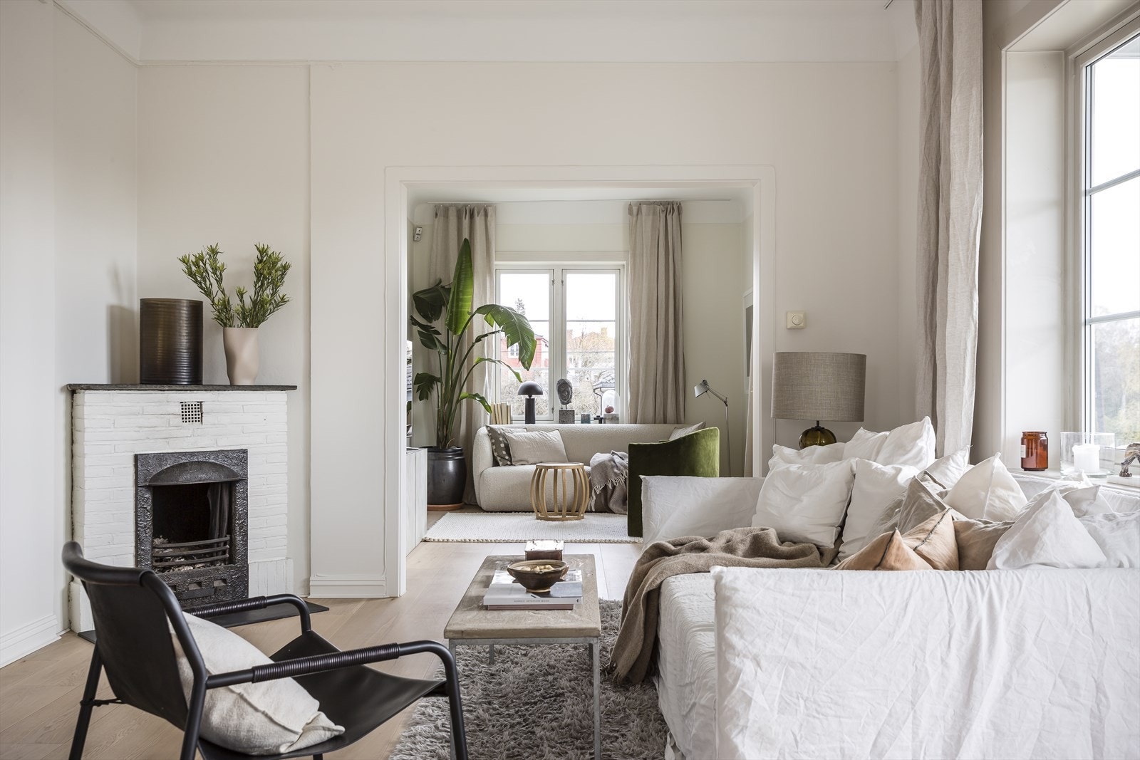 Stuene er naturlig delt inn i tre soner, samtidig som de er åpne og sosiale. Alle tre har fantastiske lysforhold! Galleribilde