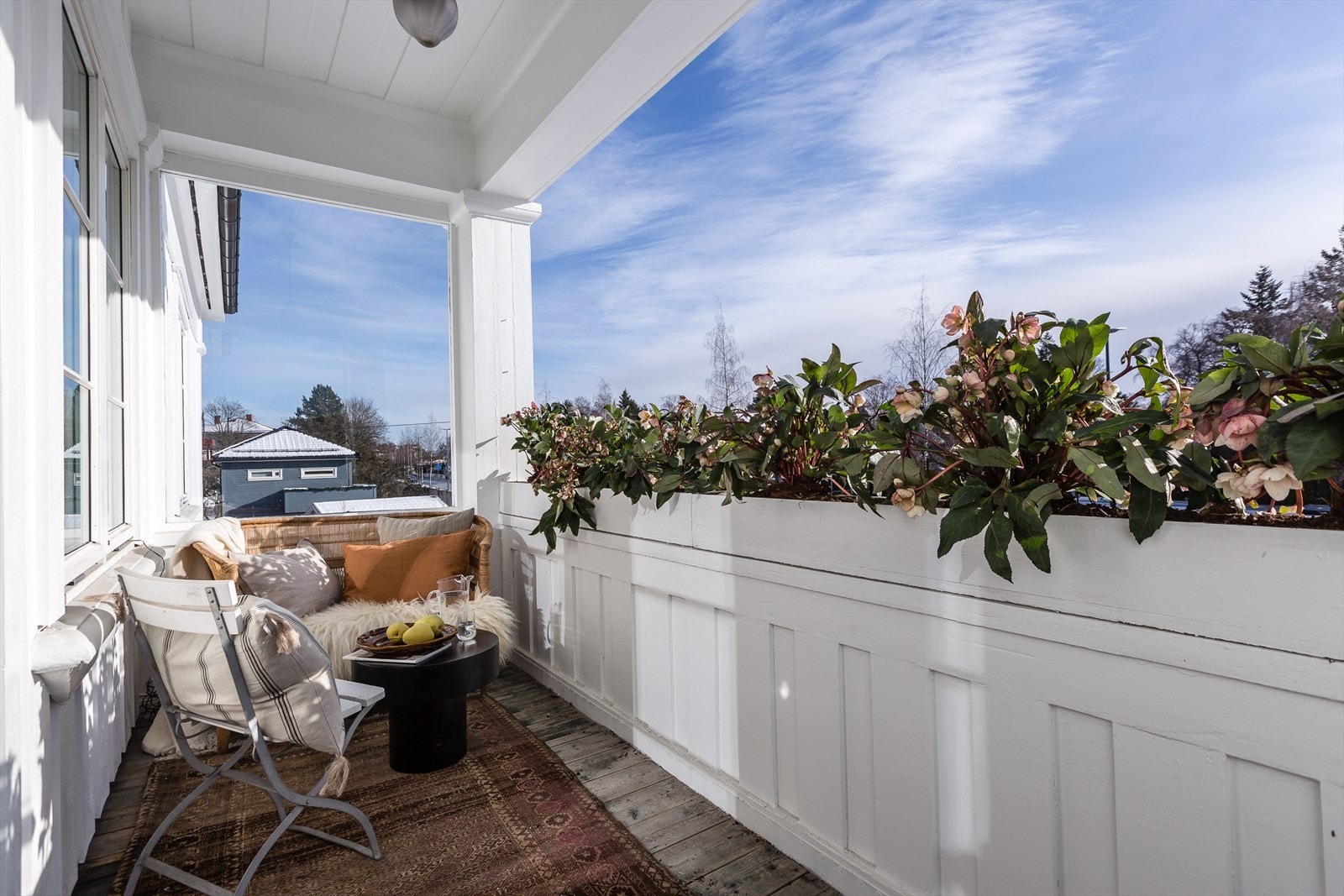 Fra stuen har man utgang til en solrik og romslig balkong som har god plass til utemøblement. Galleribilde