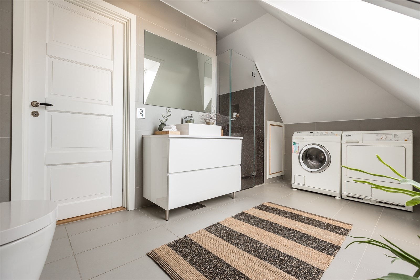 Det er også opplegg for vaskemaskin samt plass til tørketrommel. Galleribilde