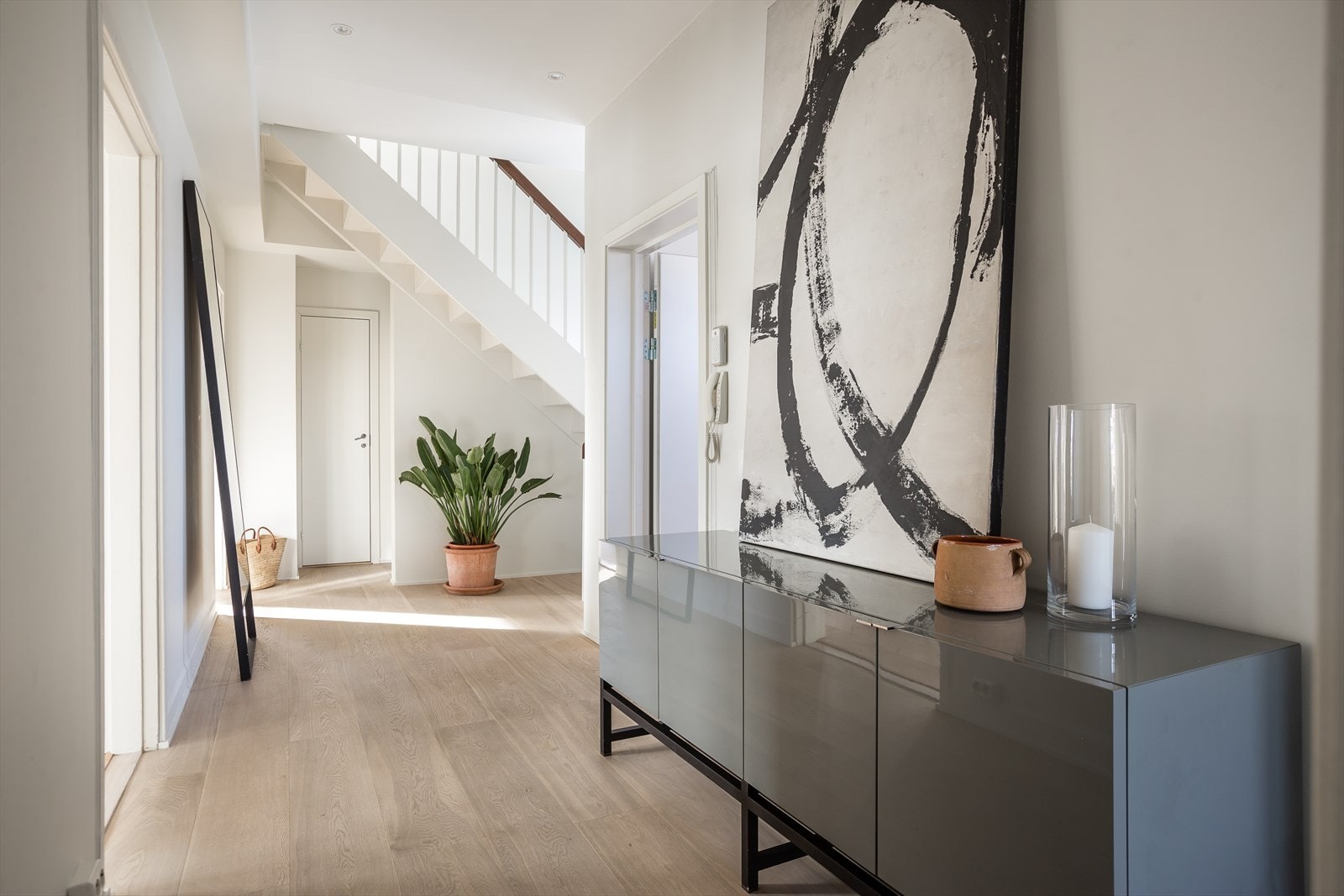 Fra entré er det adkomst til soverom, bad, midtstue, trappeoppgang til loftsetasjen og kott. Det er god plass til å sette opp diverse knagger/hyllesystem for oppbevaring av sko og yttertøy. I enden av trappen er det walkin closet. Galleribilde