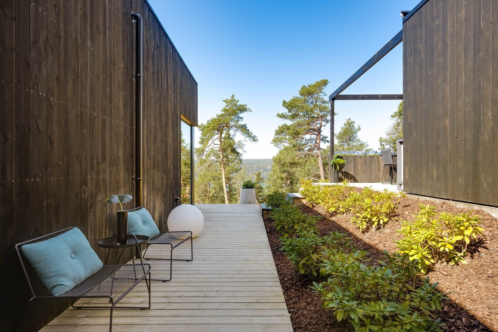 Solrike og pent opparbeidede uteområder Galleribilde