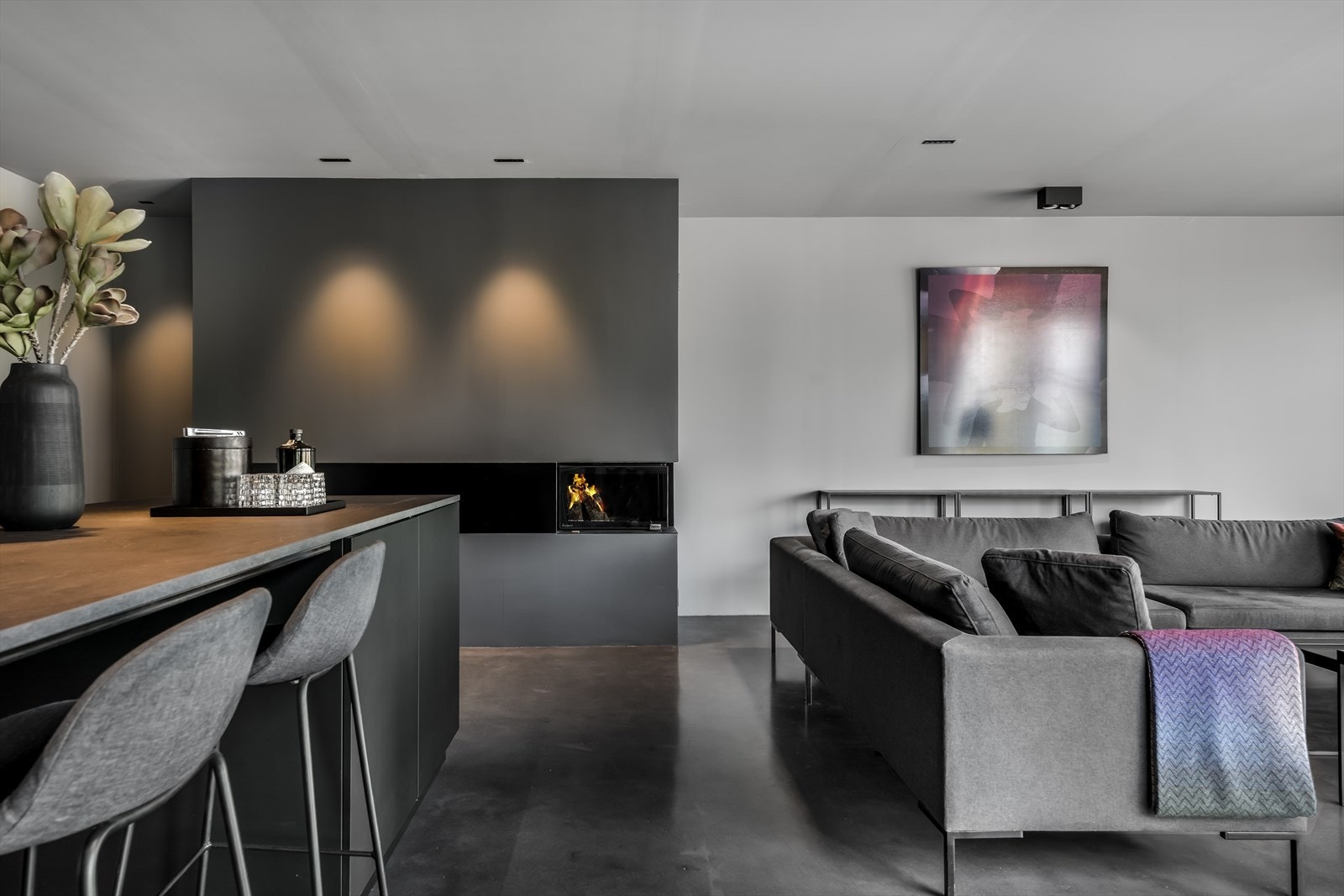 Vedfyrt peis med innsyn fra to sider fra Nordpeis Galleribilde