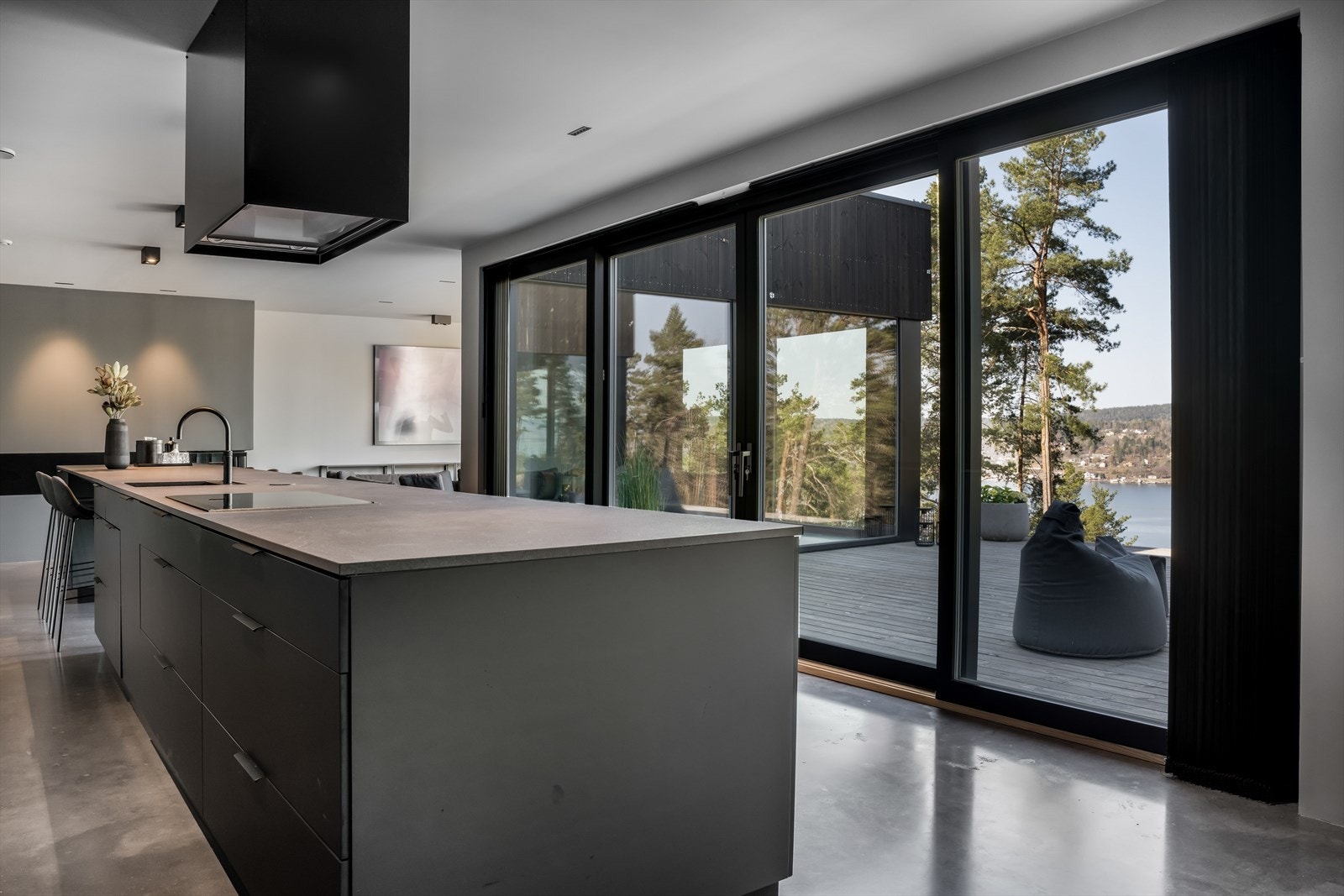 Store skyvedører mot atrium. Galleribilde