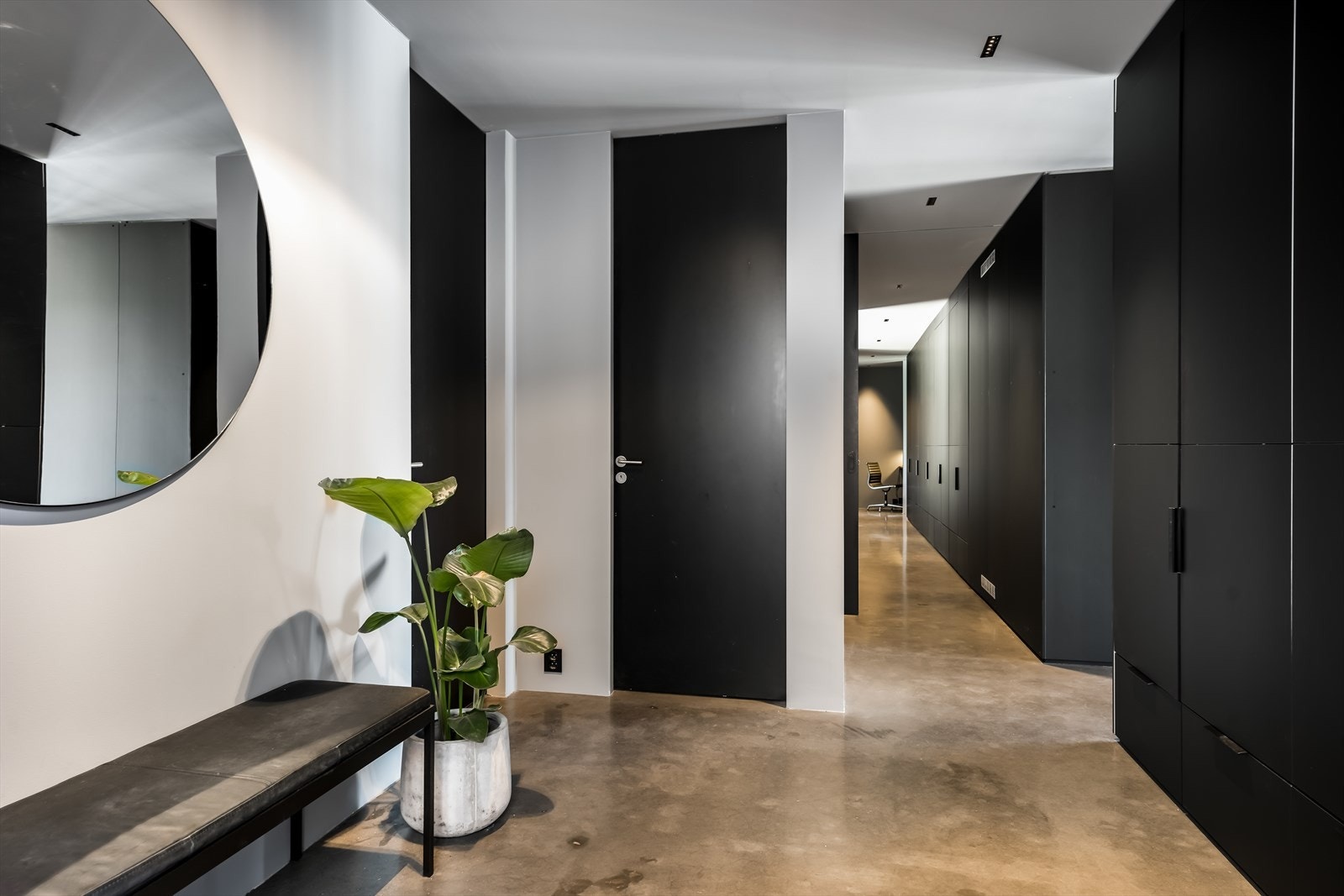 Entré/ hall med spesialtilpassede garderobeløsninger fra gulv til tak Galleribilde