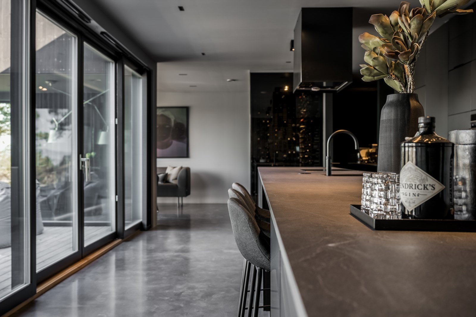 Gulv i diamantslipt rå betong tilsatt sort farge. Galleribilde