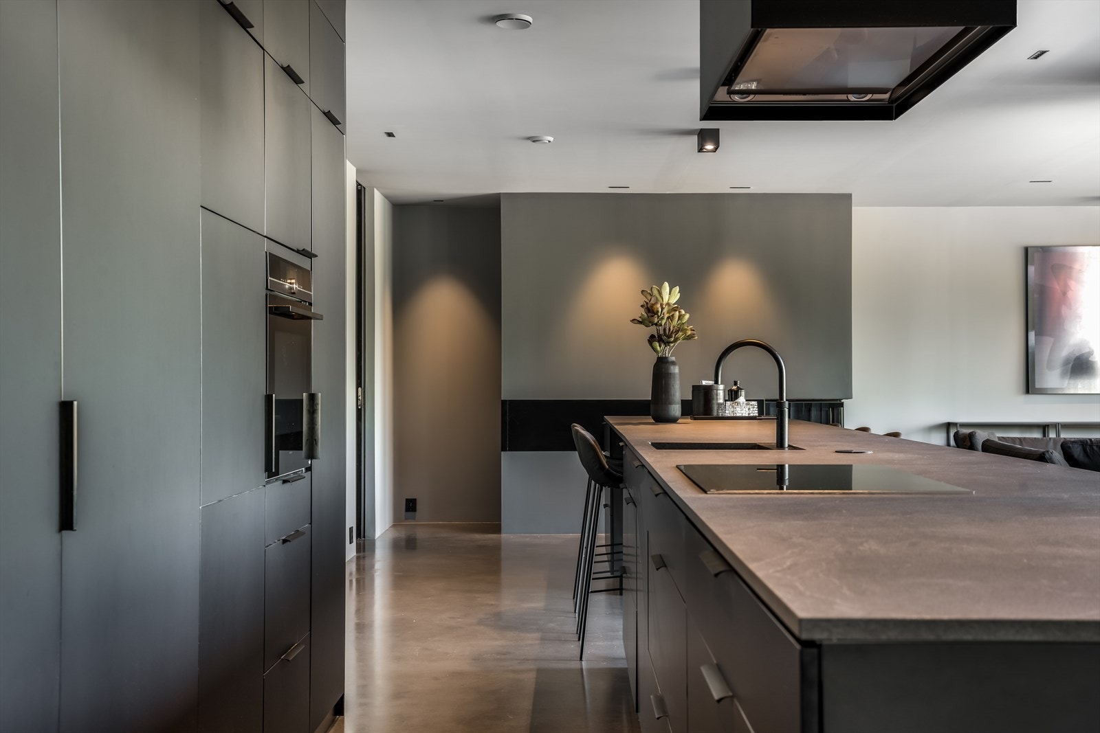 Stort og romslig kjølerom som integrert del av skap/kjøkkenvegg. Galleribilde