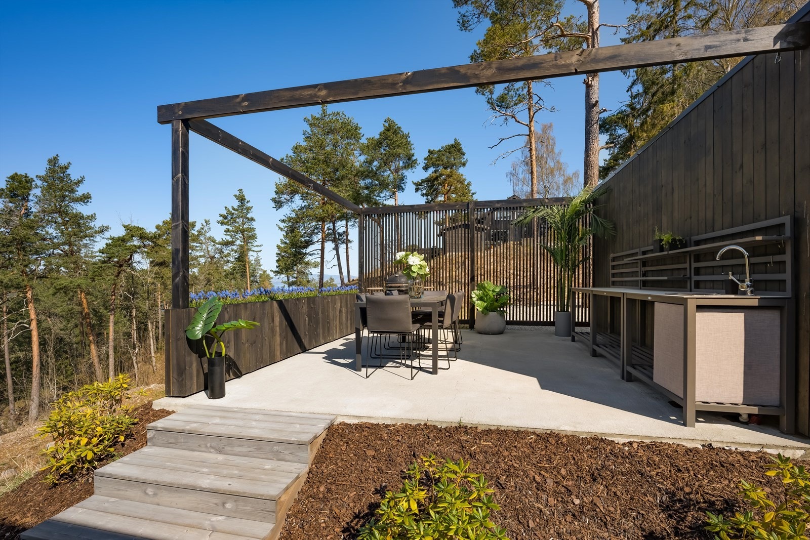 "Ibiza-loungen med utekjøkken og spiseplass til "alle Galleribilde