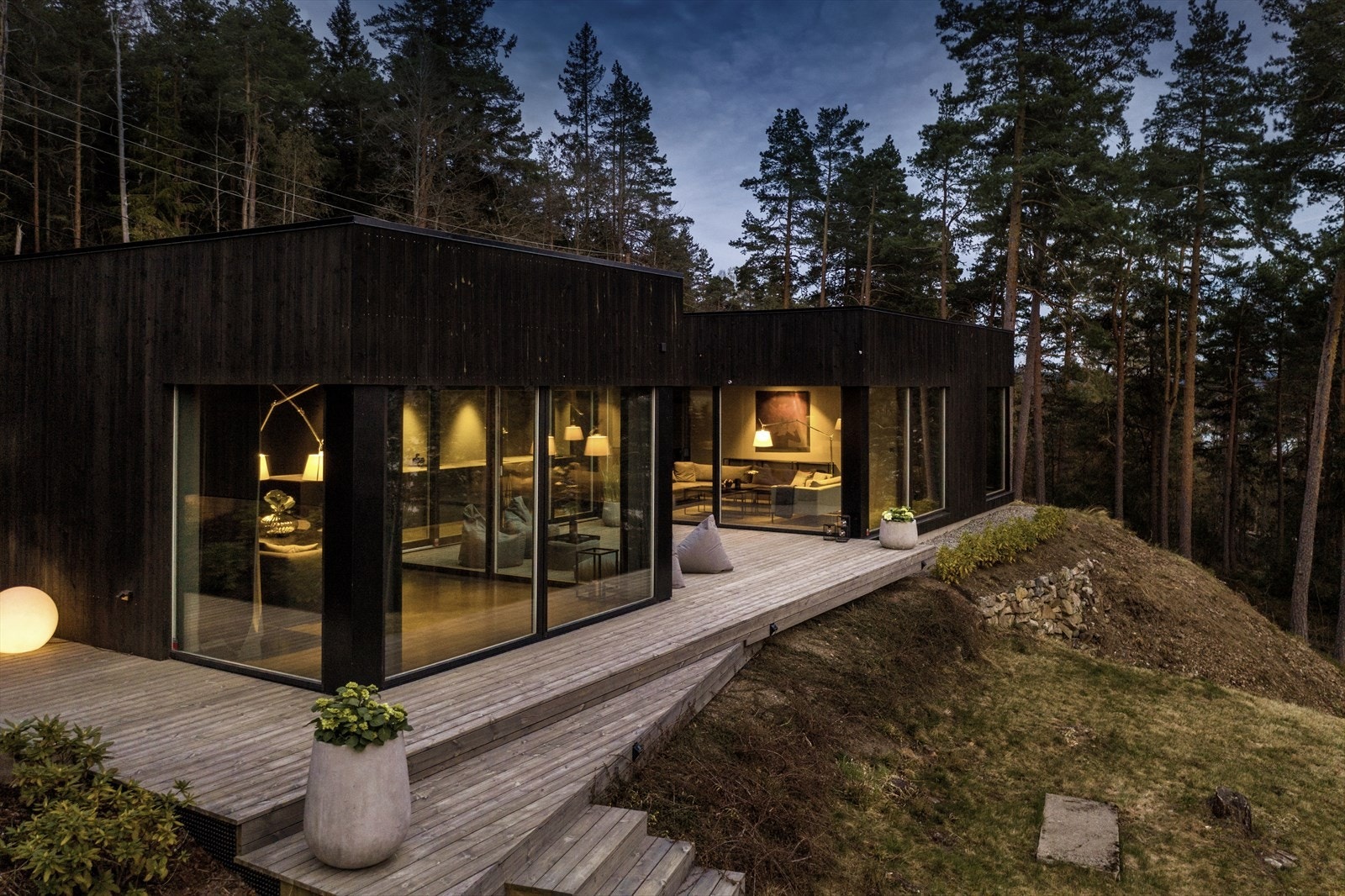 Det er vidstrakt utsikt mot sydvest, mot Nesodden og helt til Oslo og Holmenkollen i nord. Galleribilde