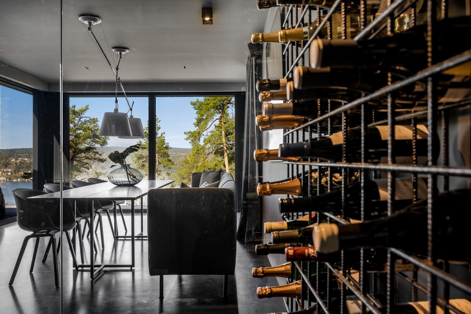 Spesialbygd rom (isolert) med kjølesystem for lagring. Sotet glass mot kjøkken og spisestue. Galleribilde