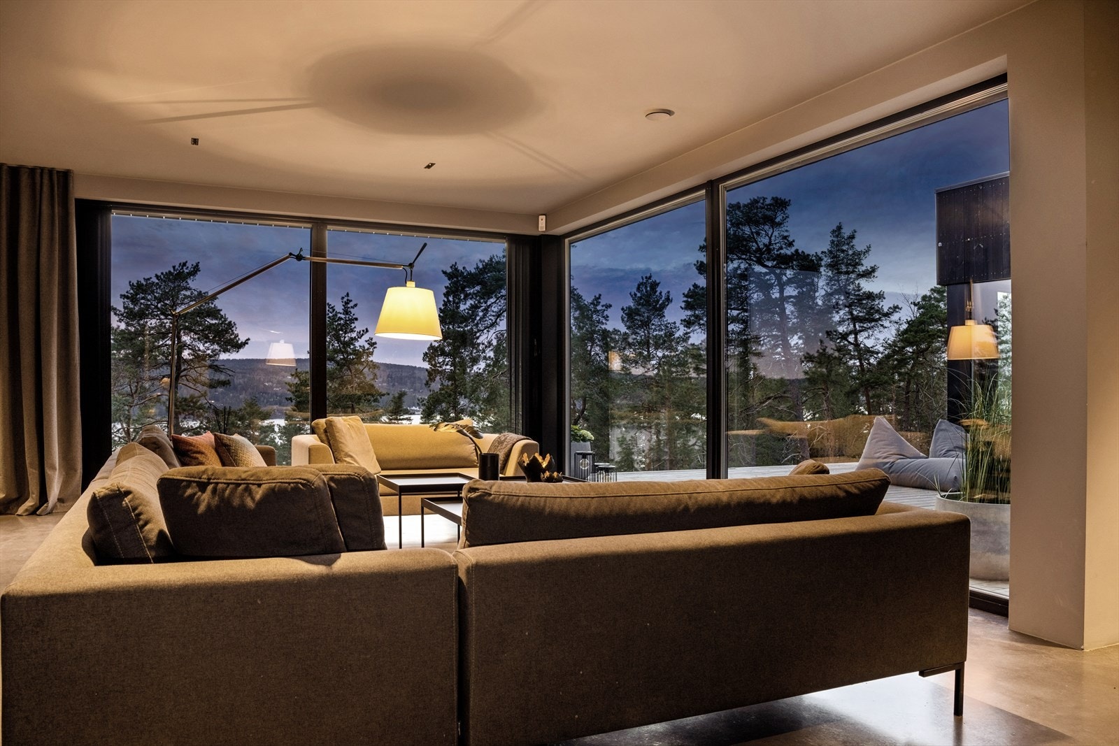 Et rom som innbyr til å lene seg tilbake og nyte utsynet. Galleribilde