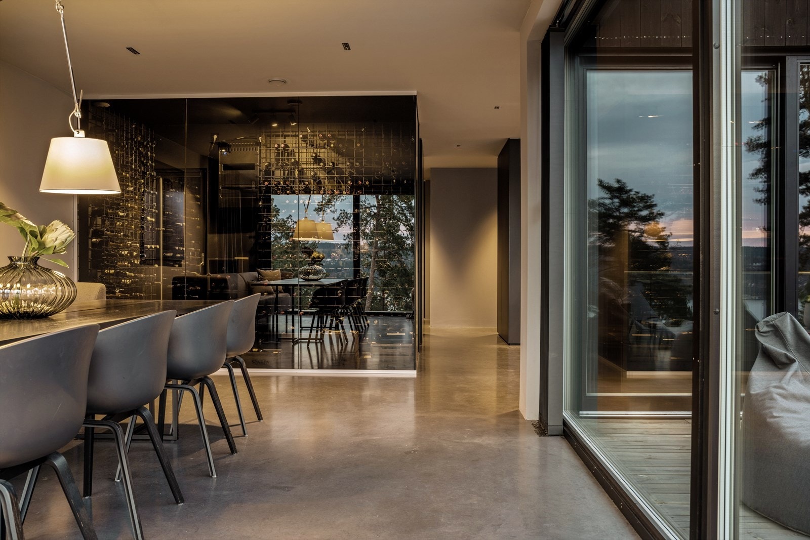 Elegant vinrom tilknyttet spisestuen Galleribilde