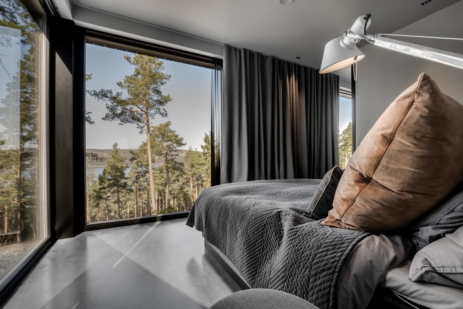 Mastersuiten med de store vinduer gir en følelse av å “sove i skogen”. Galleribilde