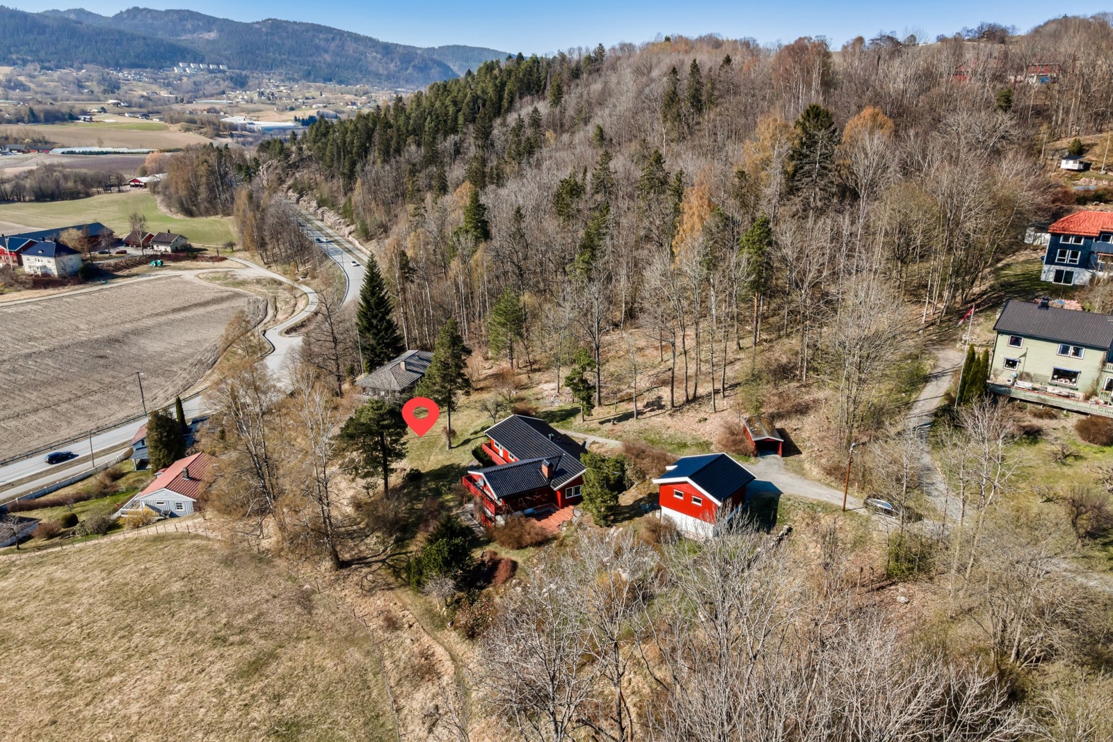 Sjarmerende og landlige omgivelser med usjenert natur i bakkant, her kan man få hyggelig besøk av dyrelivet fra skogen Galleribilde