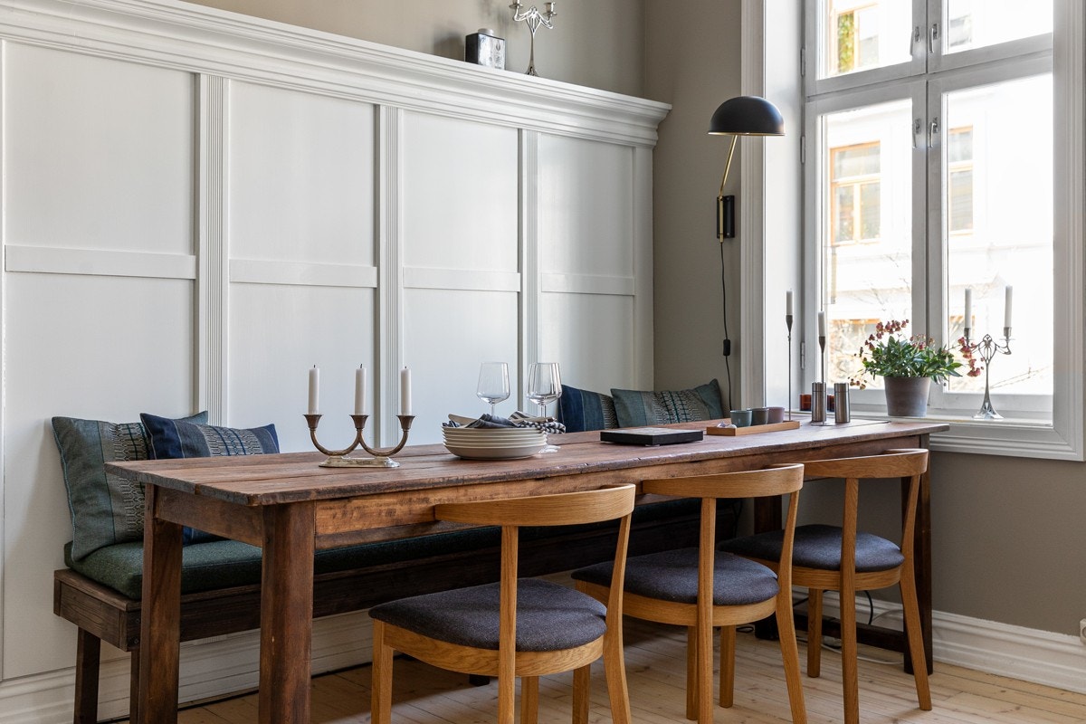 Fin plass til både sofahjørne og stort spisebord i stuen. Galleribilde