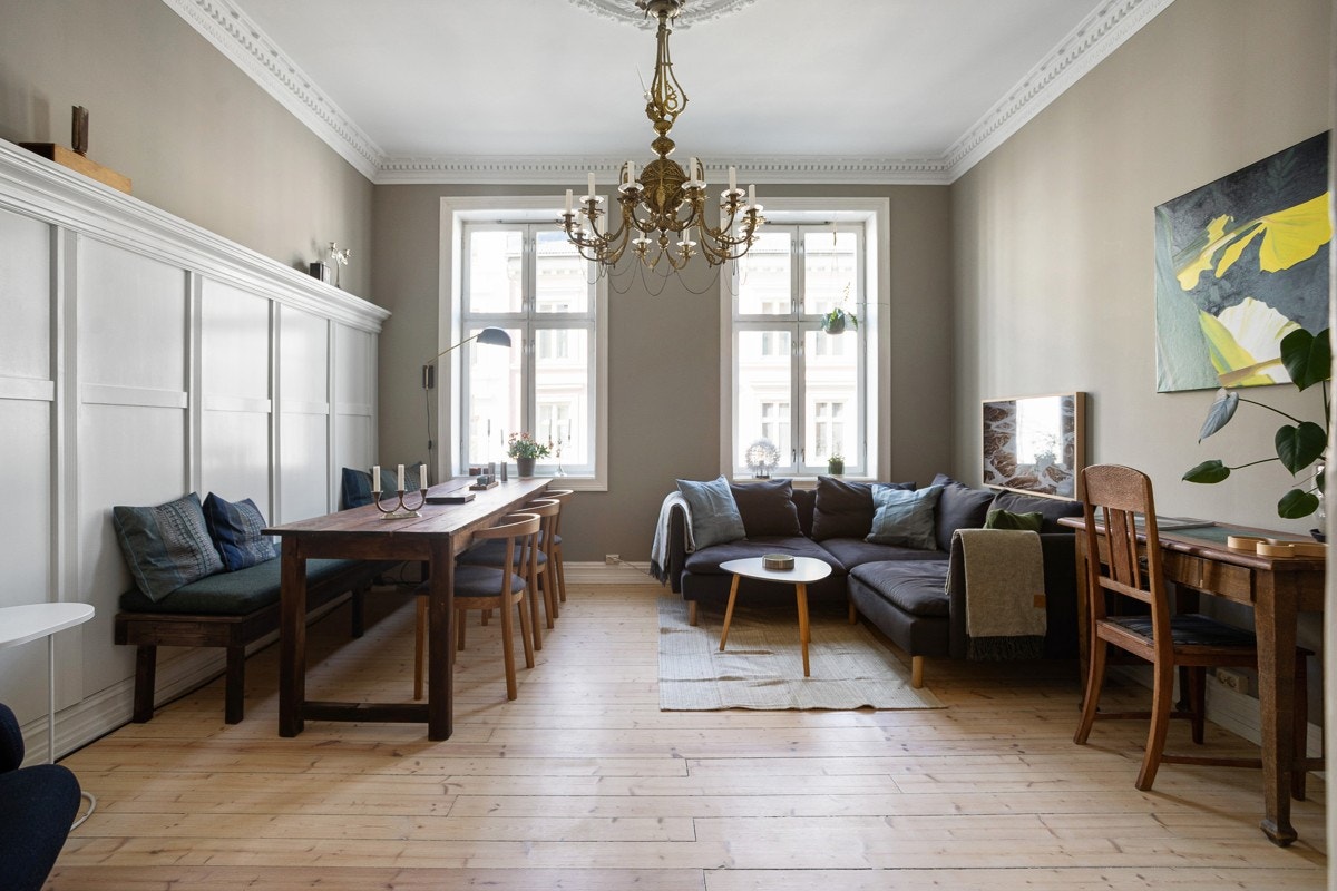 Leiligheten har en lys og luftig stue og takhøyden måler hele 3,10m. Galleribilde